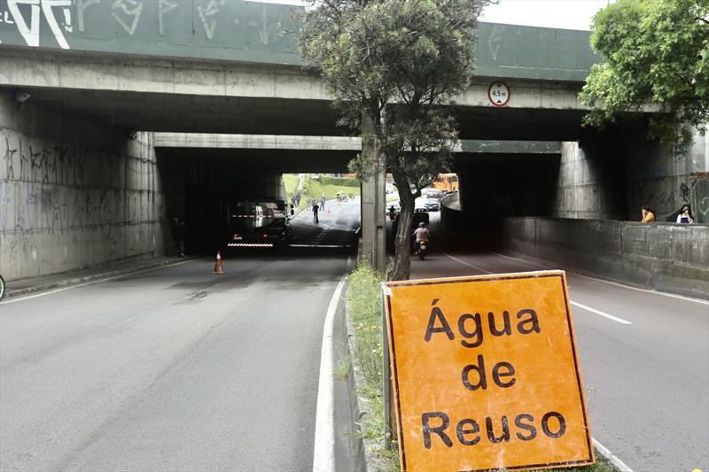 A faixa da direita na Rua Emanoel Voluz, bairro Pinheirinho, terá bloqueios parciais de trânsito para serviço em trincheira. Foto: Luiz Costa/SMCS