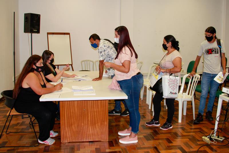 Inscritos na fila da Cohab compareceram na sede da companhia para reunião de apresentação dos imóveis disponíveis. 
Curitiba, 12/01/2022.
Foto: Eduardo Amatuzzi