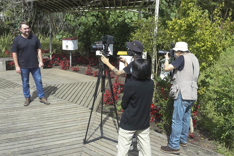 Equipe japonesa faz materia sobre o Jardins do Mel no Paque Barigui. Curitiba,14/01/2022
Foto: Luiz Costa/ SMCS

