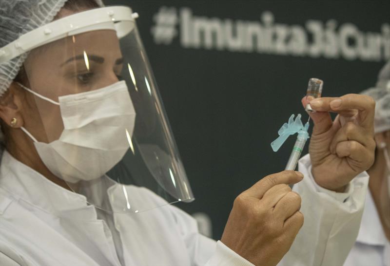 Curitiba começa aplicar a quarta dose da vacina anticovid em imunossuprimidos. Foto: Ricardo Marajó/SMCS