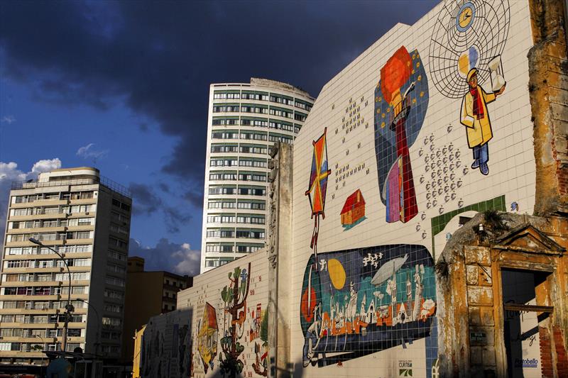 Painel de Poty Lazzarotto, atrás da Catedral, no Centro. Foto Luiz Costa/SMCS