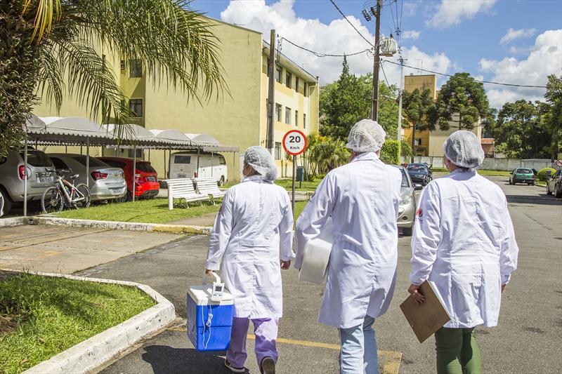 Equipe da Saúde leva a vacina contra a covid-19 para criança acamada. Curitiba, 17/01/2022. Foto: Pedro Ribas/SMCS