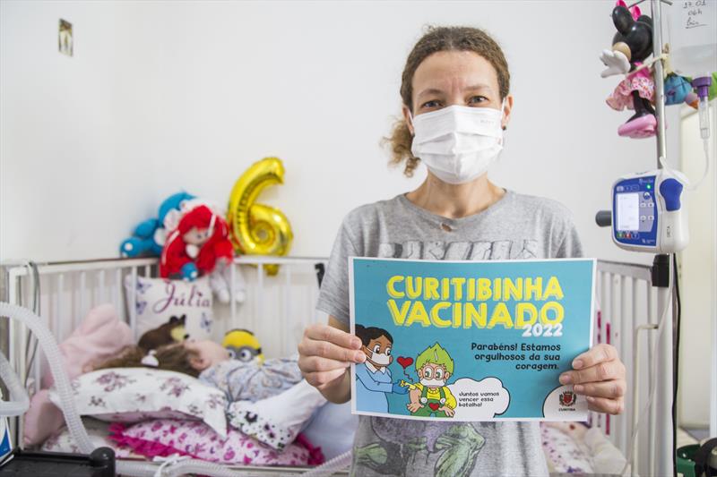 Crianças começam a receber a vacina contra a covid-19. Na imagem, Cibele Carvalho com a filha Julia Carvalho Chepluki. Curitiba, 17/01/2022. Foto: Pedro Ribas/SMCS