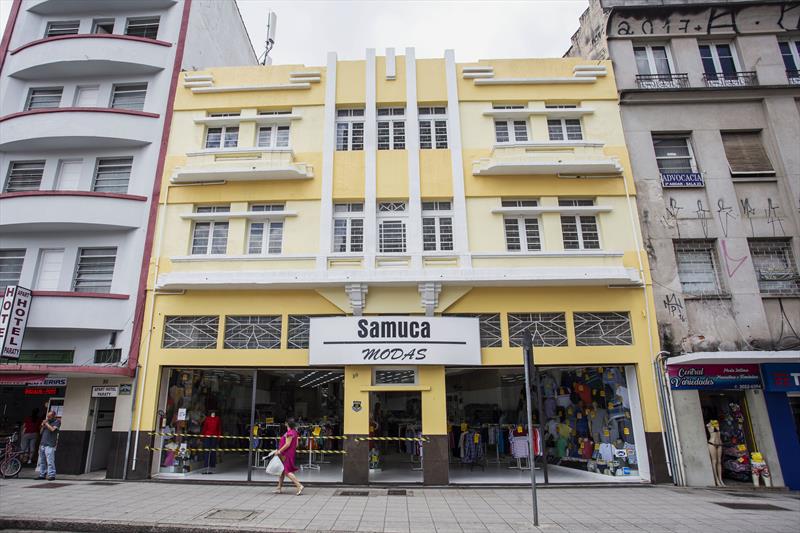 Revitaliza do sobrado onde fica a loja Samuca Modas. Curitiba, 17/01/2022. Foto: Ricardo Marajó
