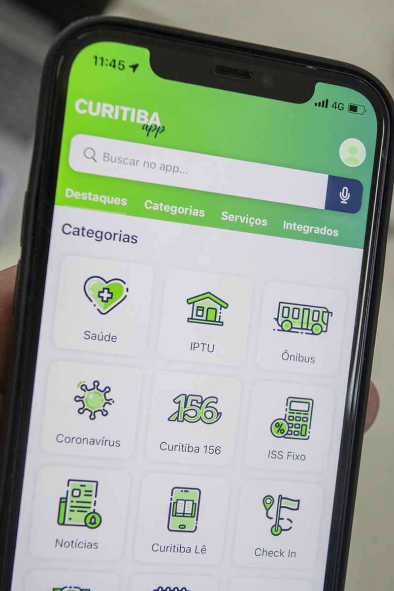 Saiba como usar o Curitiba App para gerar seu IPTU 2022. Curitiba, 18/01/2022. Foto: Ricardo Marajó/SMCS