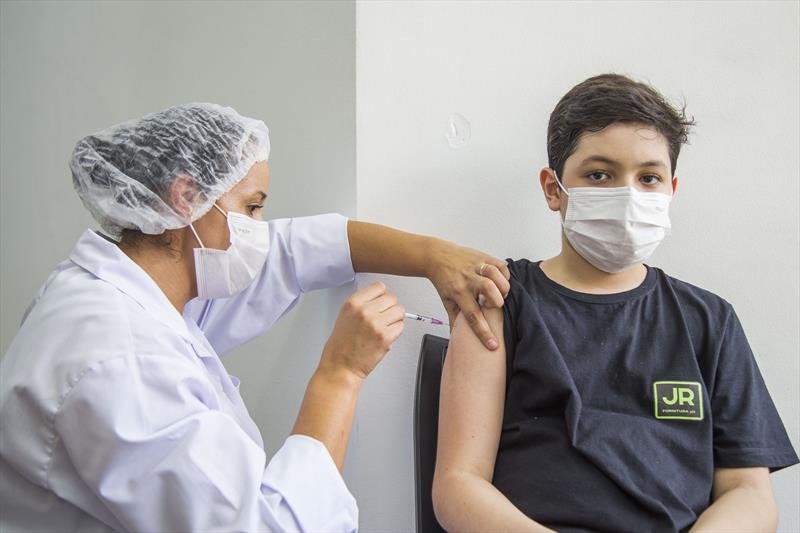 Vacinação contra a covid-19 em crianças, na Unidade de Saúde Mãe Curitibana. Na imagem, Samuel Henrique Solano. Curitiba, 18/01/2022. Foto: Pedro Ribas/SMCS