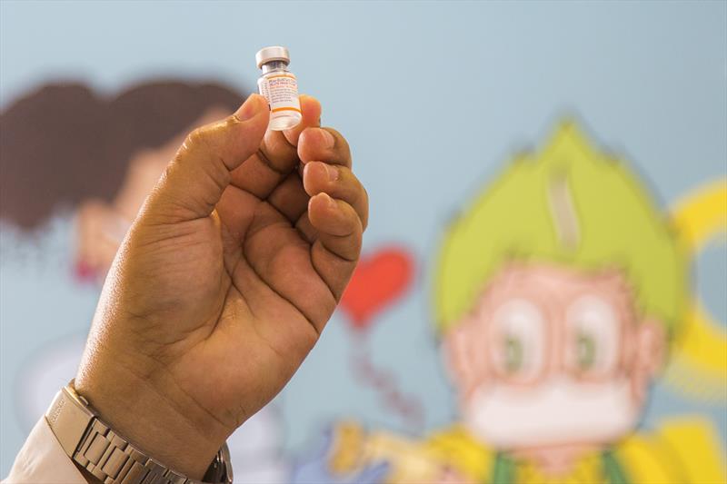 Prefeito Rafael Greca acompanha a vacinação contra a covid-19 em crianças, na Unidade de Saúde Mãe Curitibana. Curitiba, 18/01/2022. Foto: Pedro Ribas/SMCS