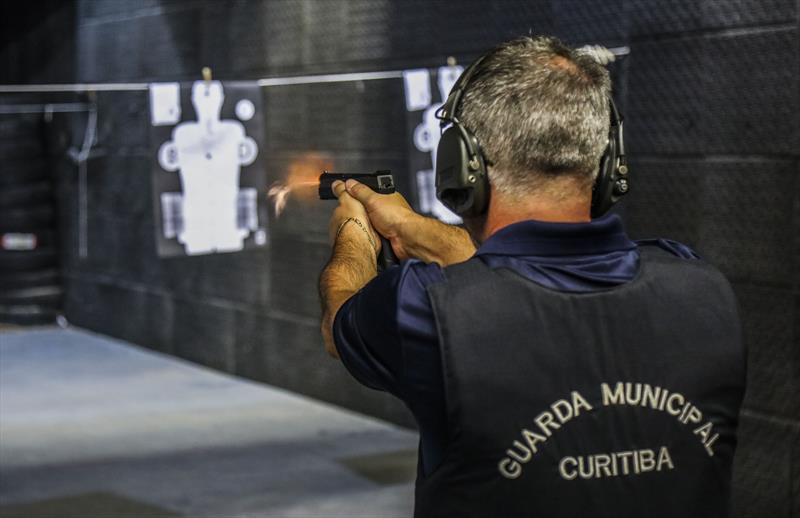 Guardas municipais treinam uso de arma elétrica - Prefeitura de Curitiba