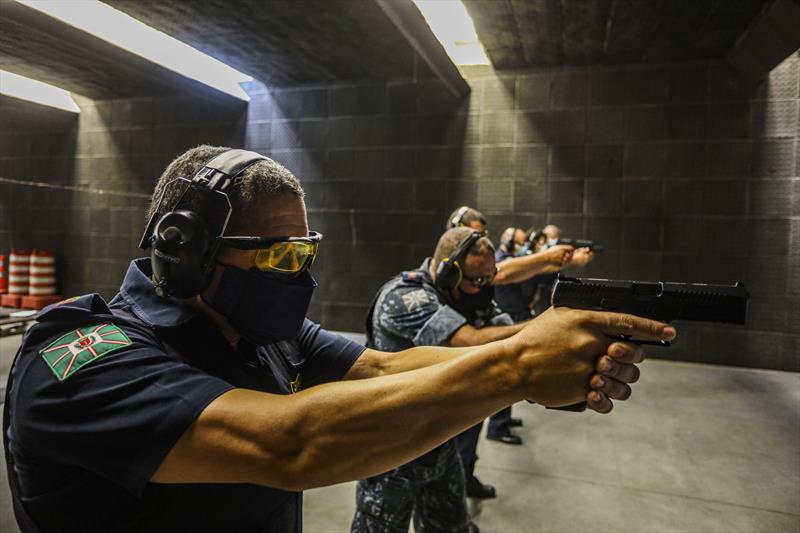 Agentes da Guarda Municipal fazem o primeiro treinamento com pistolas calibre 9 mm do fabricante CZ no estande da PRF em Curitiba - Curitiba, 06/01/2022 - Foto: Daniel Castellano / SMCS