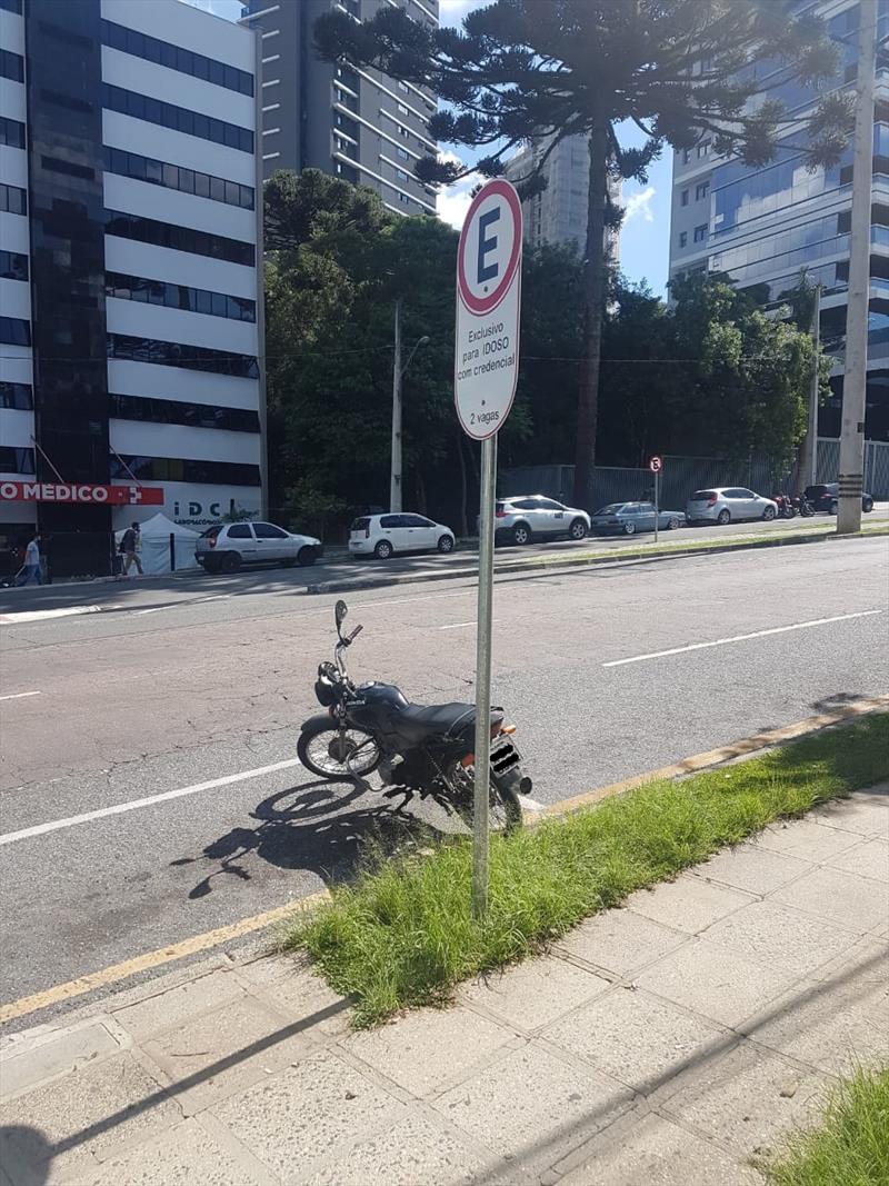 Moto com 208 multas de trânsito é guinchada pela Guarda Municipal. Foto: Divulgação.