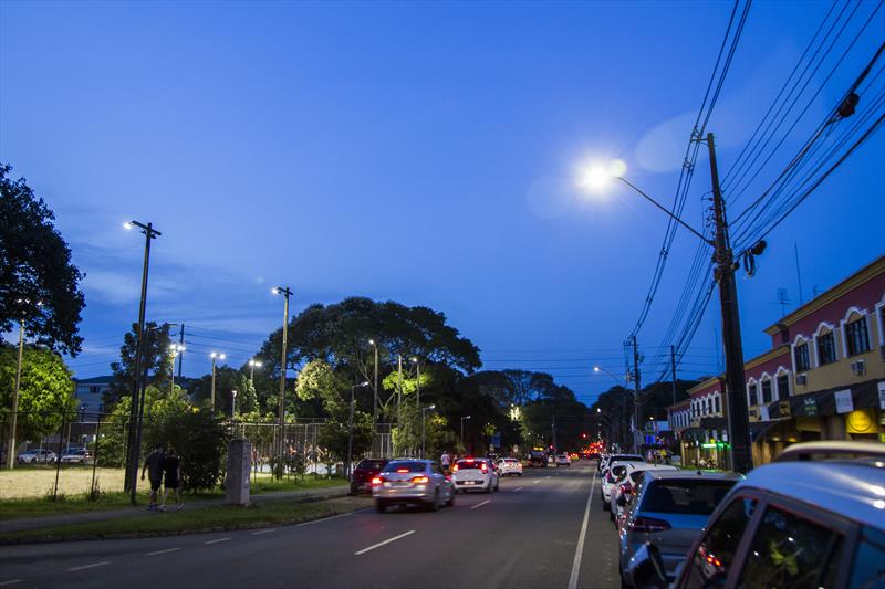 Nova iluminação de LED instalada na Av. Pres. Arthur da Silva Bernardes. Curitiba, 24/01/2022. Foto: Pedro Ribas/SMCS