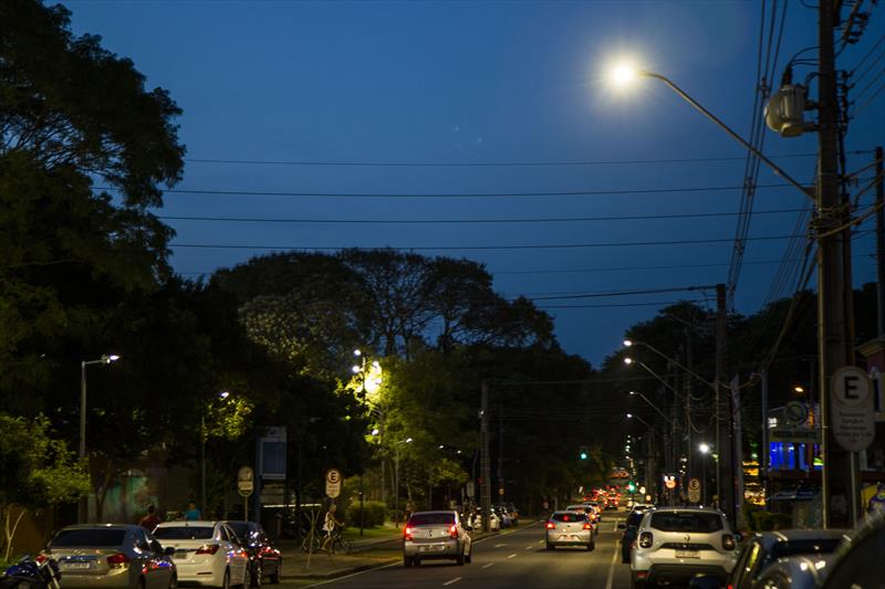 Nova iluminação de LED instalada na Av. Pres. Arthur da Silva Bernardes. Curitiba, 24/01/2022. Foto: Pedro Ribas/SMCS