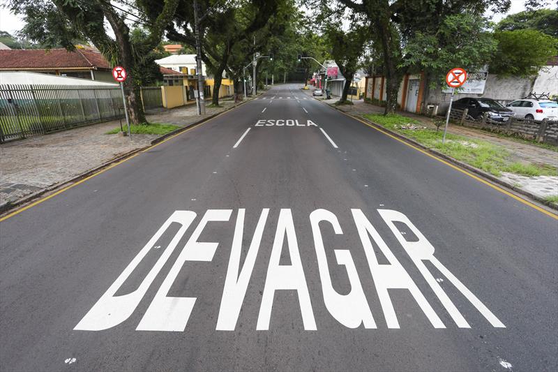 Limite de velocidade de 50 km/h é implantado no binario das ruas Mateus Leme e Nilo Peçanha. - Na imagem rua Mateus Leme - Curitiba, 19/01/2018 - Foto: Daniel Castellano / SMCS