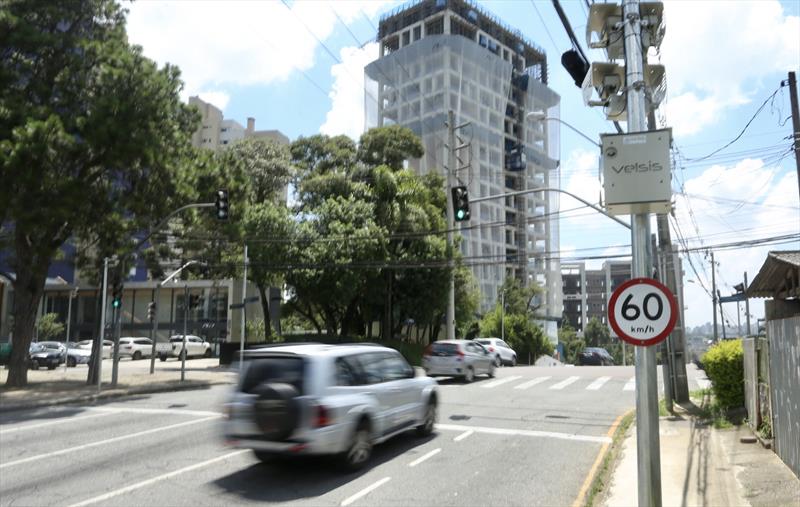 Rua Monsenhor Ivo Zanlorenzi no Mossunguê, velocidade máxima permitida de 60 km/h. Foto: Luiz Costa/SMCS