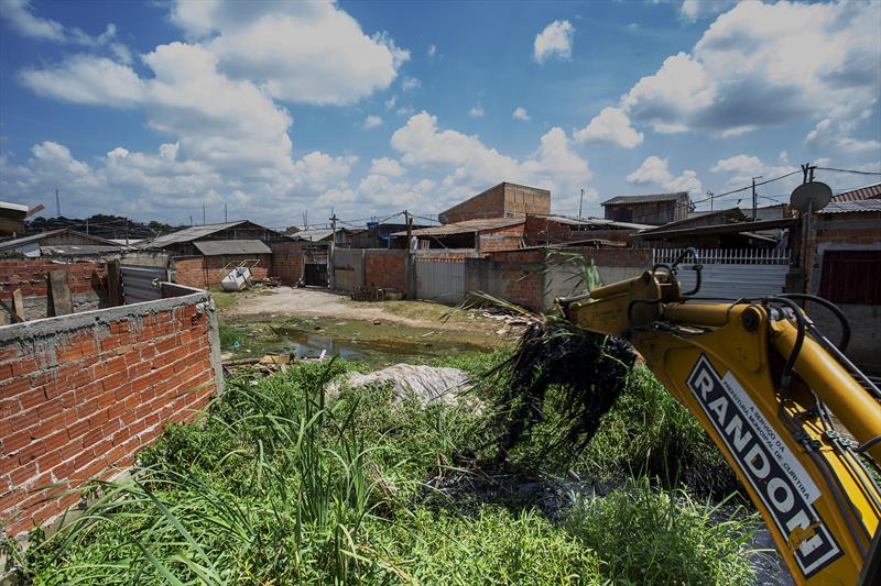 Equipes de manutenção urbana retiram entulhos e drenam esgoto no Caximba. Curitiba, 26/01/2022. Foto: Ricardo Marajó/SMCS