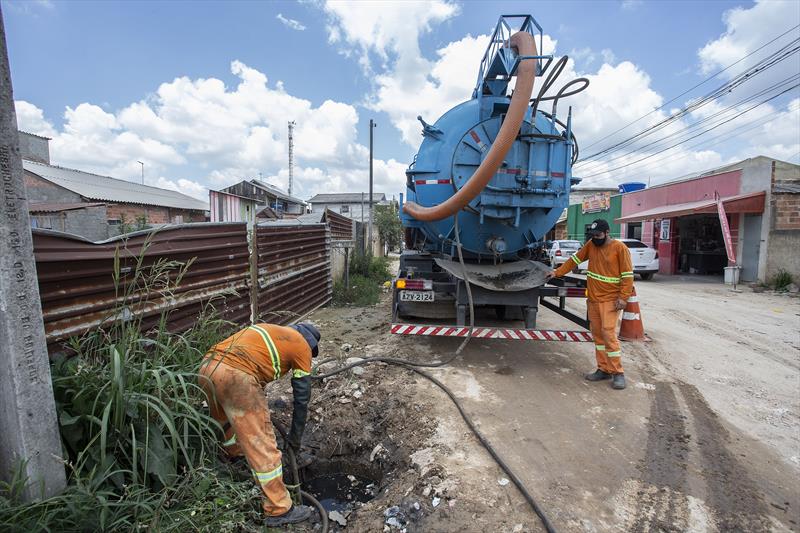 Equipes de manutenção urbana retiram entulhos e drenam esgoto no Caximba. Curitiba, 26/01/2022. Foto: Ricardo Marajó/SMCS