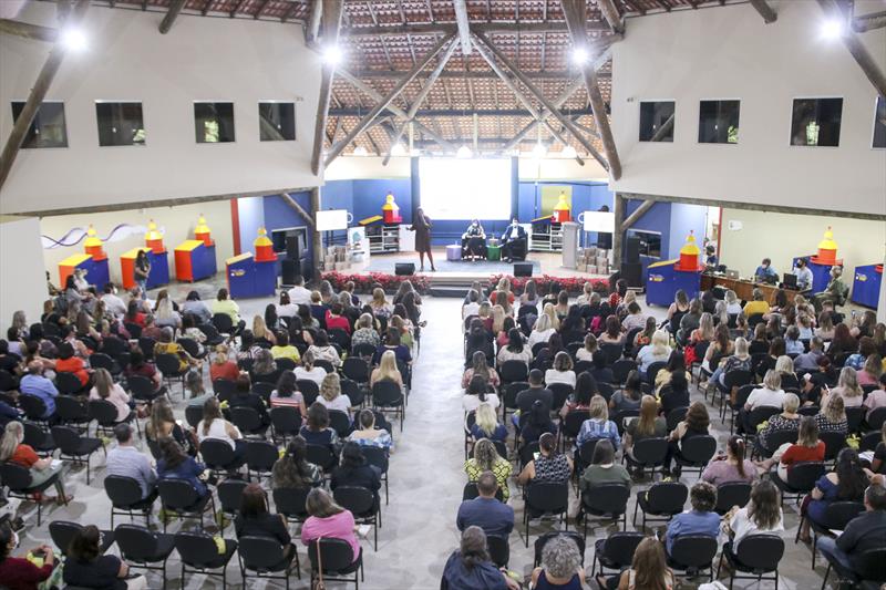 Diretores de escolas e de Centros Municipais de Atendimento Educacional Especializado (CMAEEs) receberam kits com o Referencial da Educação Integral em Tempo Ampliado.
Curitiba, 08/02/2022.
Foto: Lucilia Guimarães/SMCS