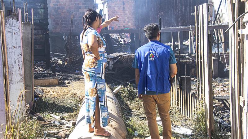 Equipes da Prefeitura atendem famílias atingidas por incêndio na Cidade Industrial.
Curitiba, 11/02/2022.
Fotos: Sandra Lima