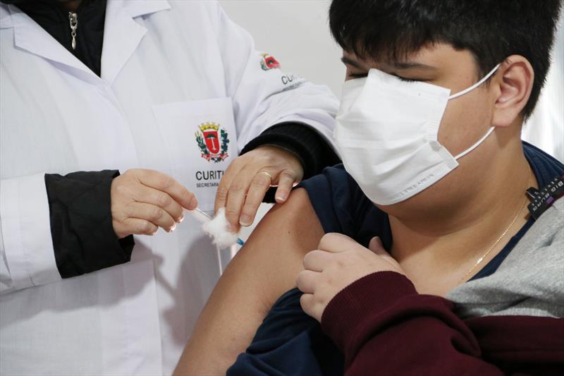 Curitiba convoca adolescentes imunossuprimidos para a dose de reforço anticovid.
Foto: Lucilia Guimarães/SMCs