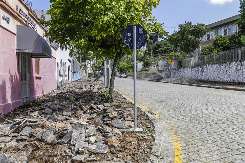 Obras de revitalização das calçadas na Rua Kellers, pelo programa Caminhar Melhor. Curitiba, 22/02/2022. Foto: Pedro Ribas/SMCS
