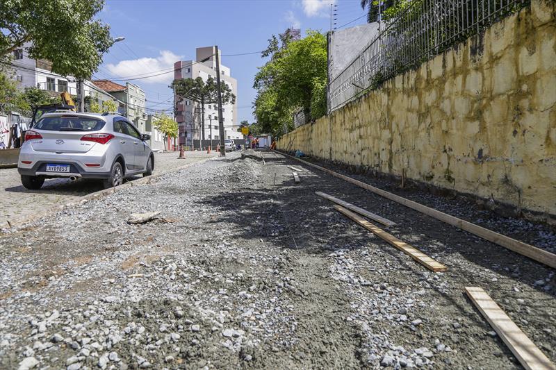 Obras de revitalização das calçadas na Rua Kellers, pelo programa Caminhar Melhor. Curitiba, 22/02/2022. Foto: Pedro Ribas/SMCS