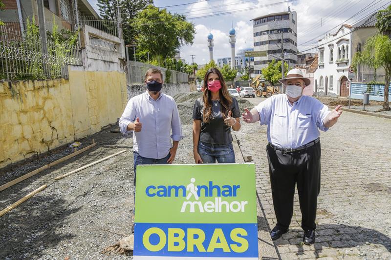 Prefeito Rafael Greca vistoria com o secretário de Obras, Rodrigo Rodrigues e a administradora da Regional Matriz, Rafaela Lupion, as obras de revitalização das calçadas na Rua Kellers, pelo programa Caminhar Melhor. Curitiba, 22/02/2022. Foto: Pedro Ribas/SMCS