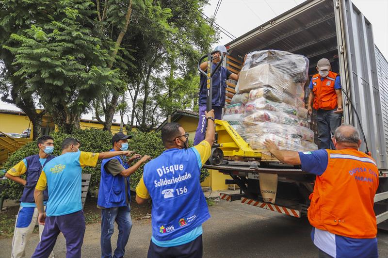 Caminhões com doações para as vítimas das chuvas de Petrópolis são carregados por membros da Defesa Civil municipal e estadual na sede da FAS em Curitiba - Curitiba, 24/02/2022 - Foto: Daniel Castellano / SMCS
