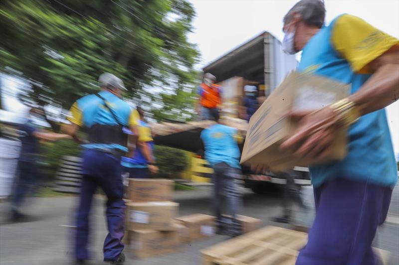 Caminhões com doações para as vítimas das chuvas de Petrópolis são carregados por membros da Defesa Civil municipal e estadual na sede da FAS em Curitiba - Curitiba, 24/02/2022 - Foto: Daniel Castellano / SMCS