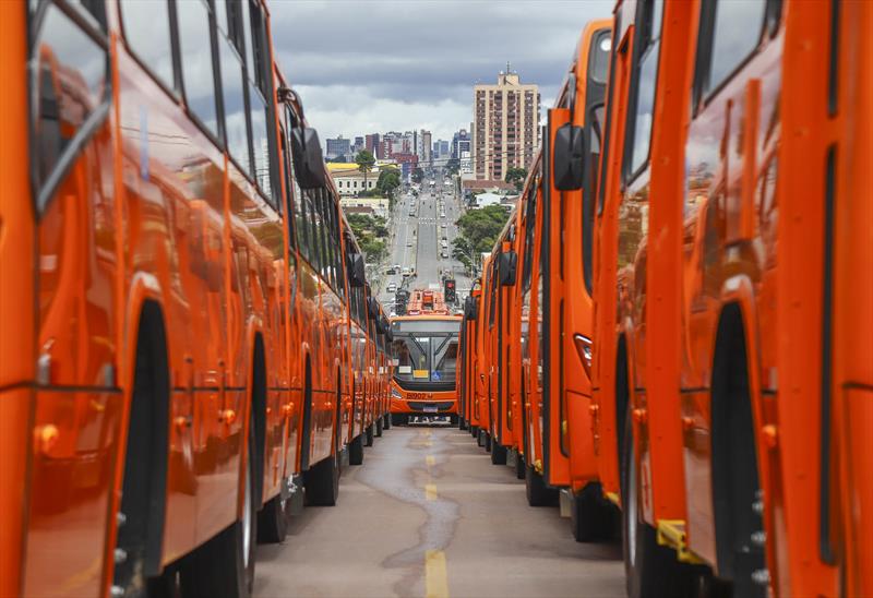 Curitiba renovou 40% da frota de ônibus entre 2017 e 2020, na maior atualização de veículos do transporte público da sua história. - Foto: Daniel Castellano / SMCS