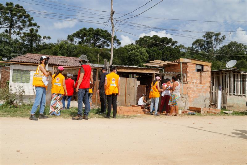 Técnicos da Cohab Curitiba estão realizando o mapeamento da Vila 29 de Outubro, no bairro Caximba. Curitiba, 01/03/2022. Foto: Rafael Silva