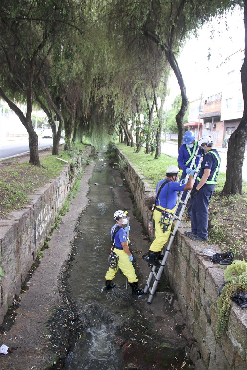 Equipes do Departamento de Pontes e Drenagem realizaram uma inspeção diagnóstica na galeria de águas pluviais da Rua Professor Fernando Moreira.
Foto: Lucillia Guimarães/SMCS