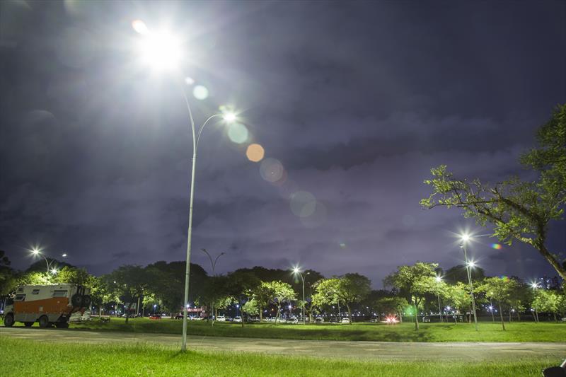 Nova iluminação no estacionamento do Parque Barigui, pela BR-277. Curitiba, 02/03/2022. Foto: Pedro Ribas/SMCS
