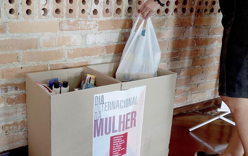 Ippuc faz campanha de arrecadação de produtos de higiene pessoal para doar a mulheres vítimas de violência.
Foto: Fabio Decolin/Ippuc