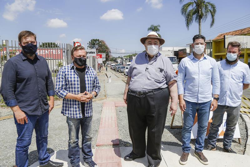Prefeito Rafael Greca vistoria junto com o secretário de Obras, Rodrigo Rodrigues, o administrador da Regional Boquerião, Ricardo Dias, o deputado Mauro Moraes e o vereador Beto Moraes, as obras das novas calçadas na Rua Dr. Bley Zornig, no Boqueirão, pelo projeto Caminhar Melhor. Curitiba, 04/03/2022. Foto: Pedro Ribas/SMCS