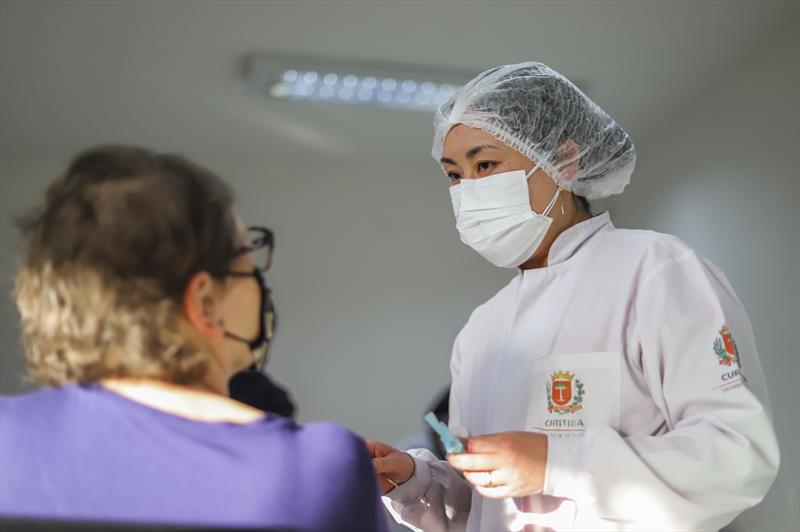 A Saúde em Curitiba tem presença massiva feminina - inclusive em seus mais altos cargos.  Foto: Daniel Castellano / SMCS