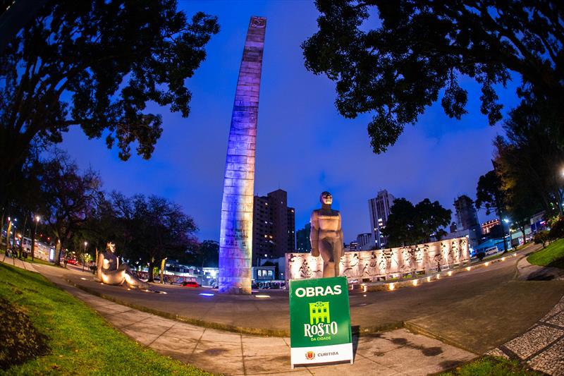 Praça 19 de Dezembro ganha nova iluminação cênica no Obelisco e nas esculturas do Homem nu e da Mulher nua.  - Curitiba, 09/03/2022 - Foto: Daniel Castellano / SMCS