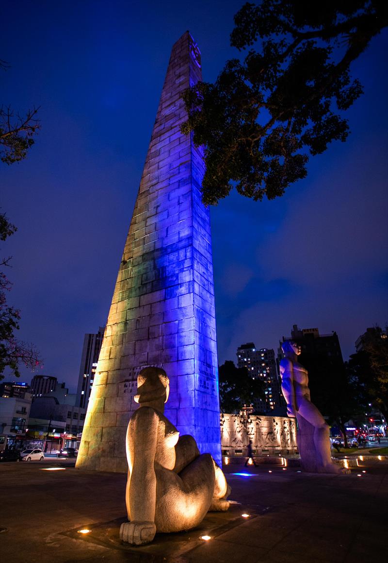 Praça 19 de Dezembro ganha nova iluminação cênica no Obelisco e nas esculturas do Homem nu e da Mulher nua.  - Curitiba, 09/03/2022 - Foto: Daniel Castellano / SMCS