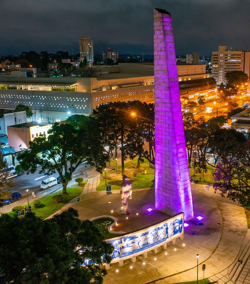 Praça 19 de Dezembro ganha nova iluminação cênica no Obelisco e nas esculturas do Homem nu e da Mulher nua.  - Curitiba, 09/03/2022 - Foto: Daniel Castellano / SMCS