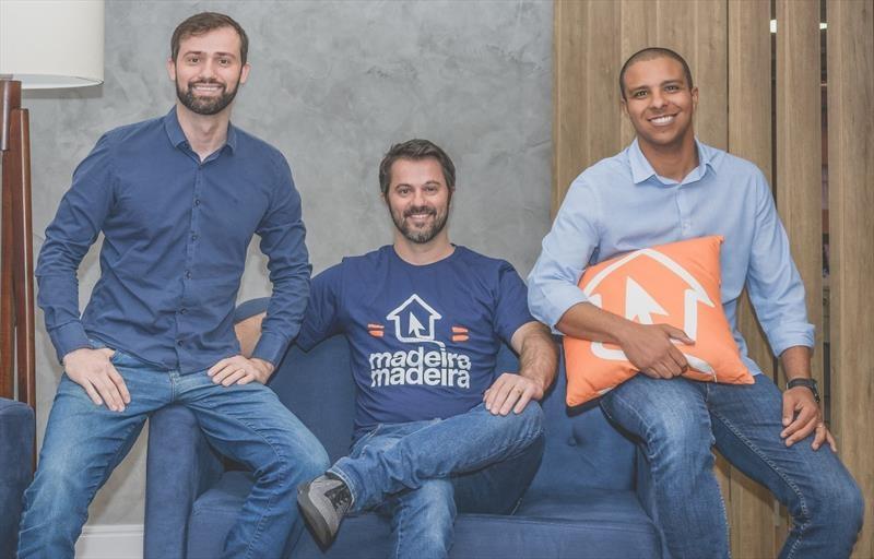 Curitiba é a cidade do Paraná com maior número de startups, empresas de base tecnológica que mais crescem no mundo. - Na imagem, os fundadores da MadeiraMadeira Marcelo Scandian (esq.), Daniel Scandian e Robson Privado.
Foto: Divulgação