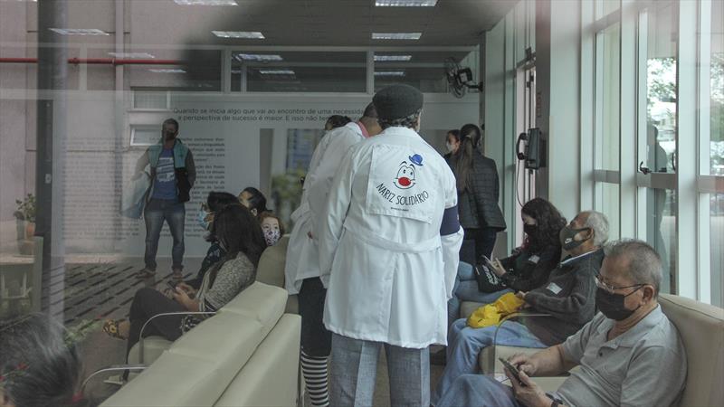 Depois de dois anos reclusos, os palhaços voltaram a percorrer os corredores do Hospital Municipal do Idoso.
Foto: Nádia Vigário/Feas