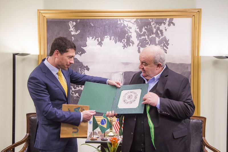 Prefeito Rafael Greca recebe o cônsul-geral adjunto dos Estados Unidos em São Paulo, Jonathan Austin. Curitiba, 22/03/2022. Foto: Pedro Ribas/SMCS