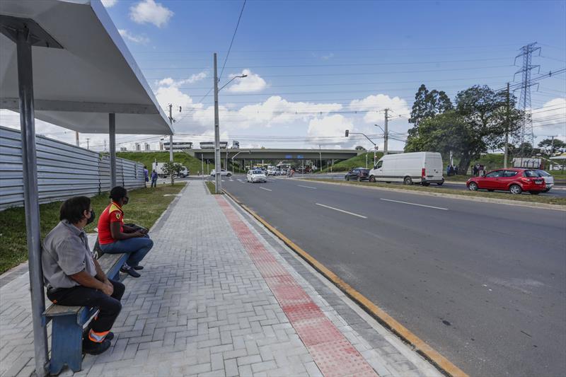 Prefeito Rafael Greca acompanhado do secretário municipal de Obras Públicas, Rodrigo Rodrigues, emtrega novo traçado de Correção geométrica na Rua Eduardo Sprada, no bairro CIC. Curitiba,28/03/2022. Foto:Ricardo Marajó/SMCS