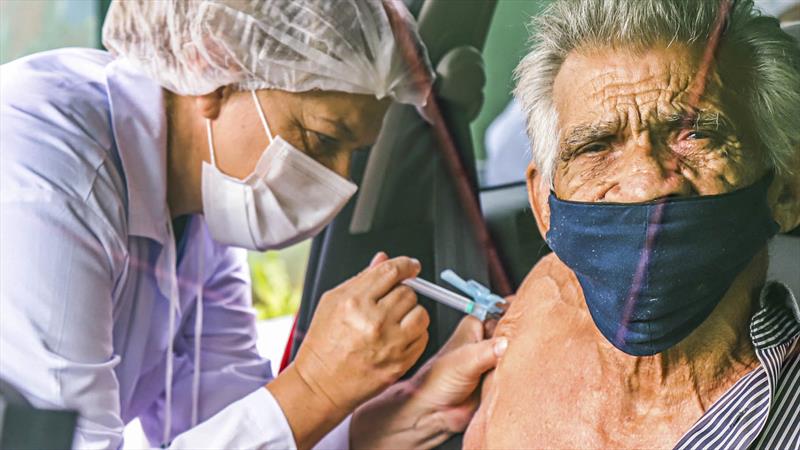 Saúde lança vacinação contra gripe e quarta dose anticovid para idosos com 80 anos ou mais. Foto: Daniel Castellano / SMCS