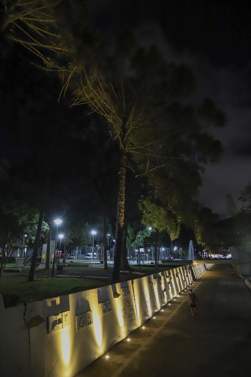 Nova iluminação na Praça 29 deMarço - Curitiba, 28/03/2022 - Foto: Daniel Castellano / SMCS
