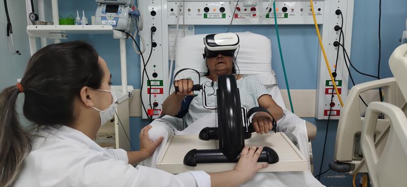 Inovador, Hospital do Idoso completa dez anos como referência no SUS de Curitiba.
- Na imagem, Óculos 3D no Hospital do Idoso.
Foto: Divulgação