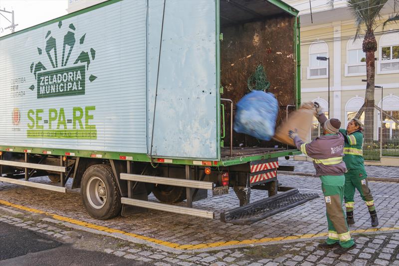Caminhão e coleta do lixo que não é lixo (lixo reciclável). Curitiba, 08/06/2018. Foto: Luiz Costa/SMCS