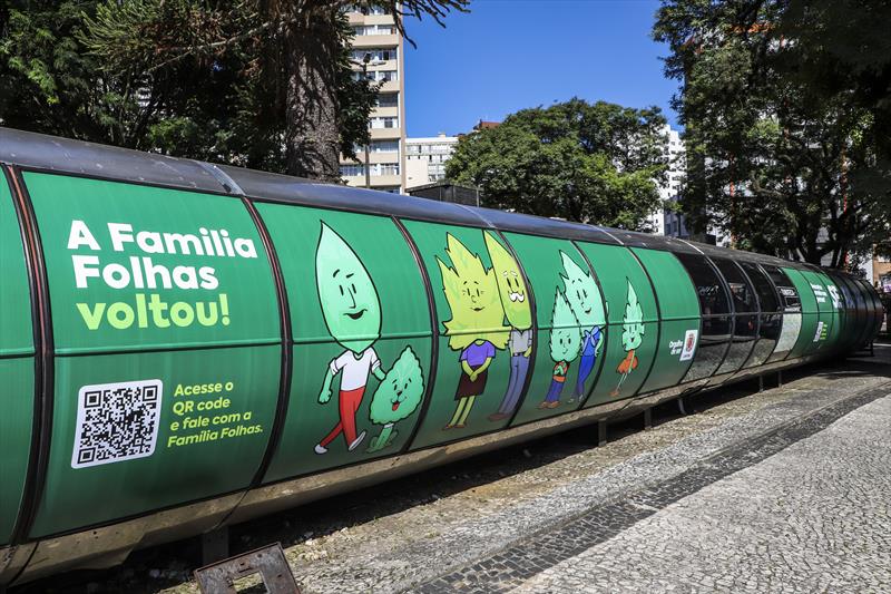 Curitiba resgata Família Folhas. Estações-tubo envelopadas com os personagens da campanha. Curitiba, 29/03/2022. Foto: Hully Paiva/SMCS