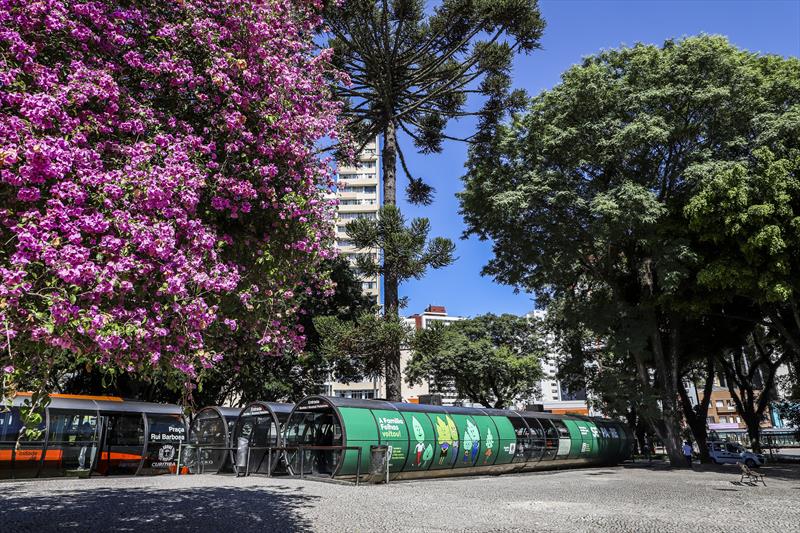 Curitiba resgata Família Folhas. Estações-tubo envelopadas com os personagens da campanha. Curitiba, 29/03/2022. Foto: Hully Paiva/SMCS