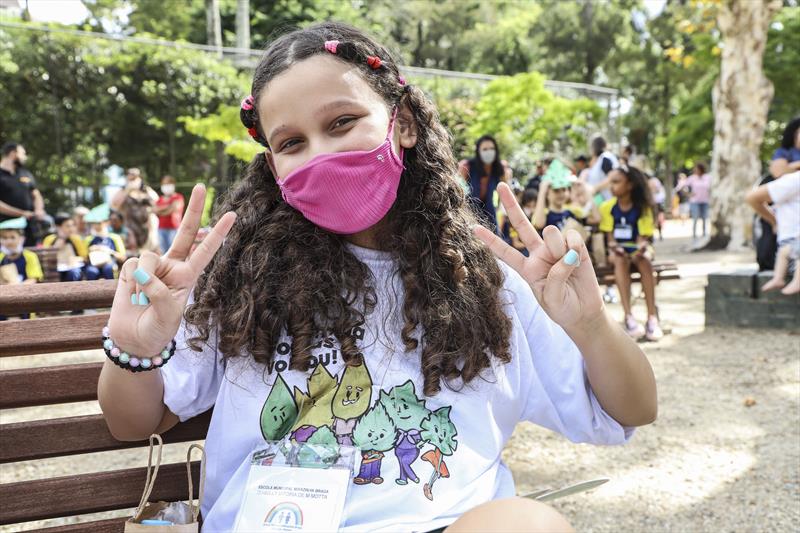 Lançamento da nova Família Folhas, no Passeio Público. Na imagem a estudante, Isabelly Motta, de 9 anos. Curitiba, 29/03/2022. Foto: Hully Paiva/SMCS