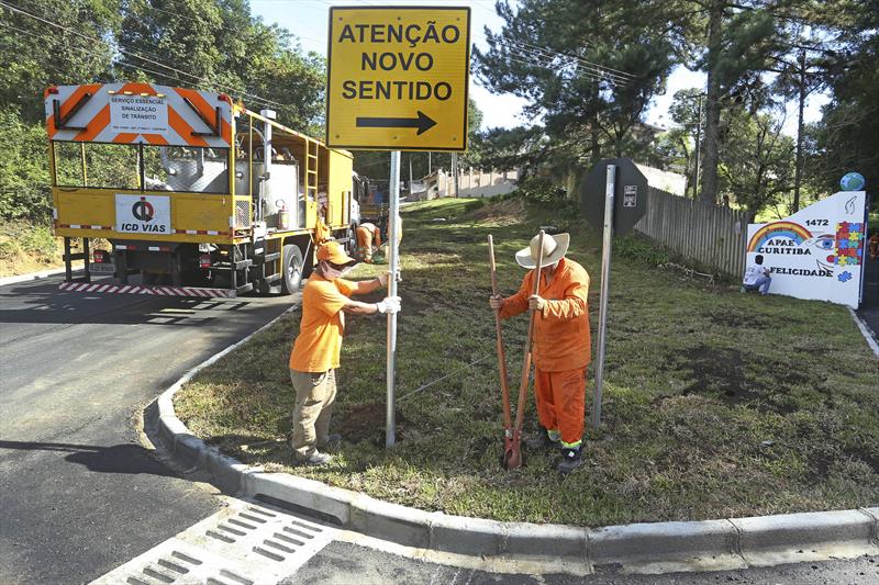 Obra de implantação de rotatória na Rua Orlando Peruci, no Botiatuvinha. 
Curitiba,30/03/2022.
Foto: Luiz Costa/ SMCS